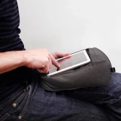 2-i-1 nakkepude og iPad-holder